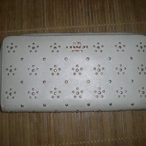 COACH Brand  Authentic   Wallet  WHITE   Clutch